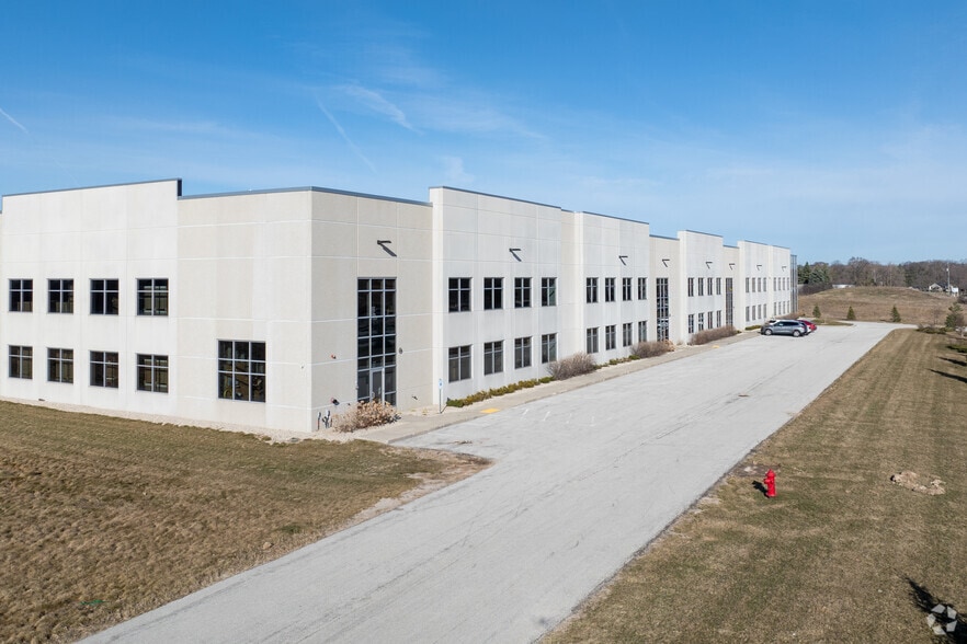 W130 N8675 Old Orchard Rd, Menomonee Falls, WI for lease - Building Photo - Image 2 of 5