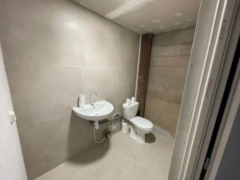 Industrial in Le Muy for lease - Interior Photo - Image 3 of 5