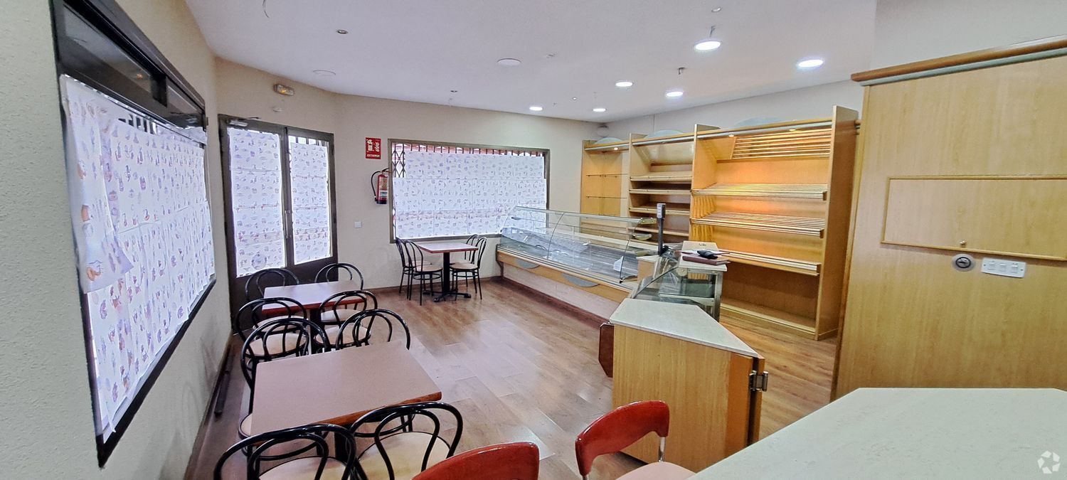 Retail in Manzanares el Real, Madrid for lease Interior Photo- Image 1 of 2