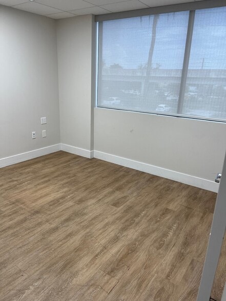 4675 Ponce de Leon Blvd, Coral Gables, FL for lease - Interior Photo - Image 3 of 26