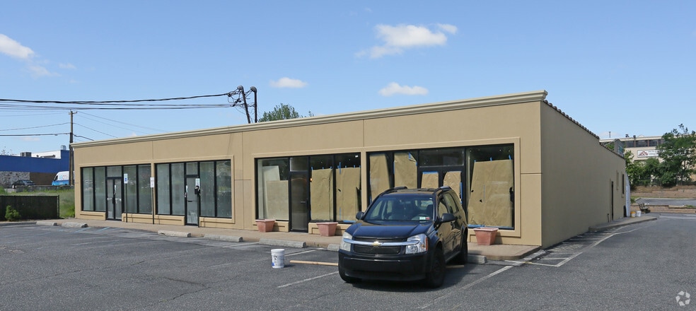 346-352 Wheeler Rd, Hauppauge, NY for lease - Primary Photo - Image 1 of 7