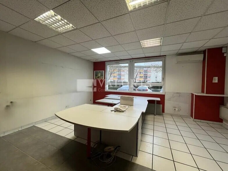 Flex in Villefranche-sur-Saône for lease - Building Photo - Image 2 of 11