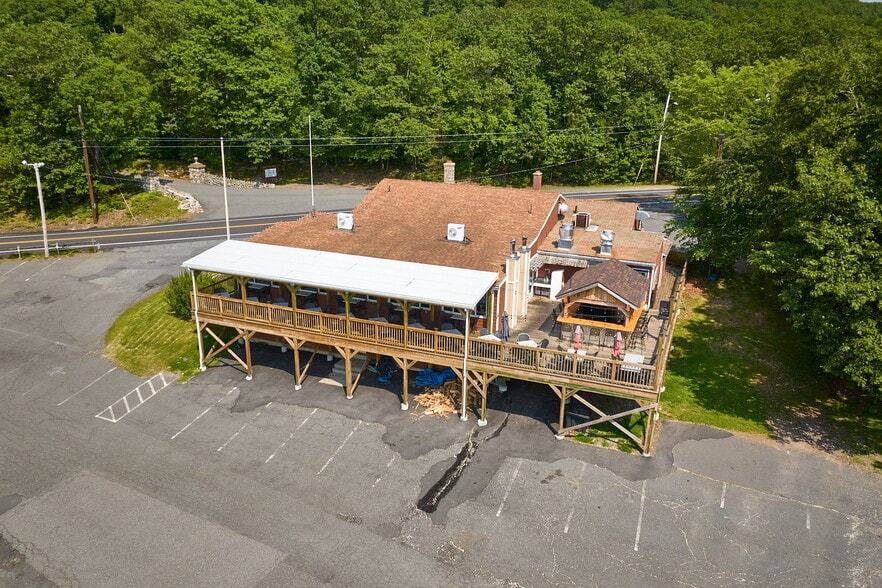 100 Mountain Rd, Easthampton, MA for sale - Building Photo - Image 2 of 24
