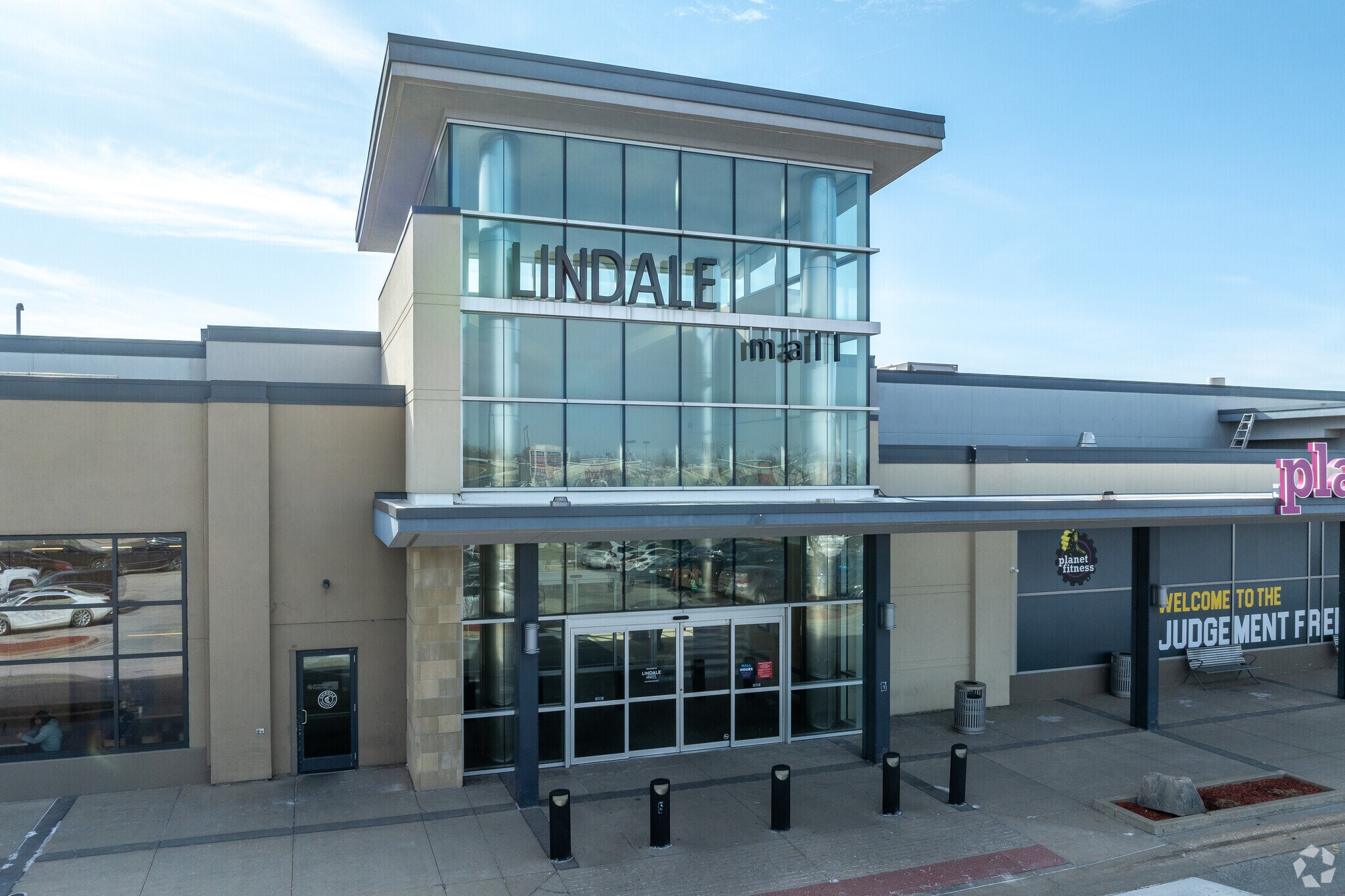 4444 1st Ave NE, Cedar Rapids, IA for sale Primary Photo- Image 1 of 1