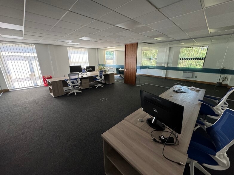 De Havilland Dr, Liverpool for lease - Building Photo - Image 3 of 5