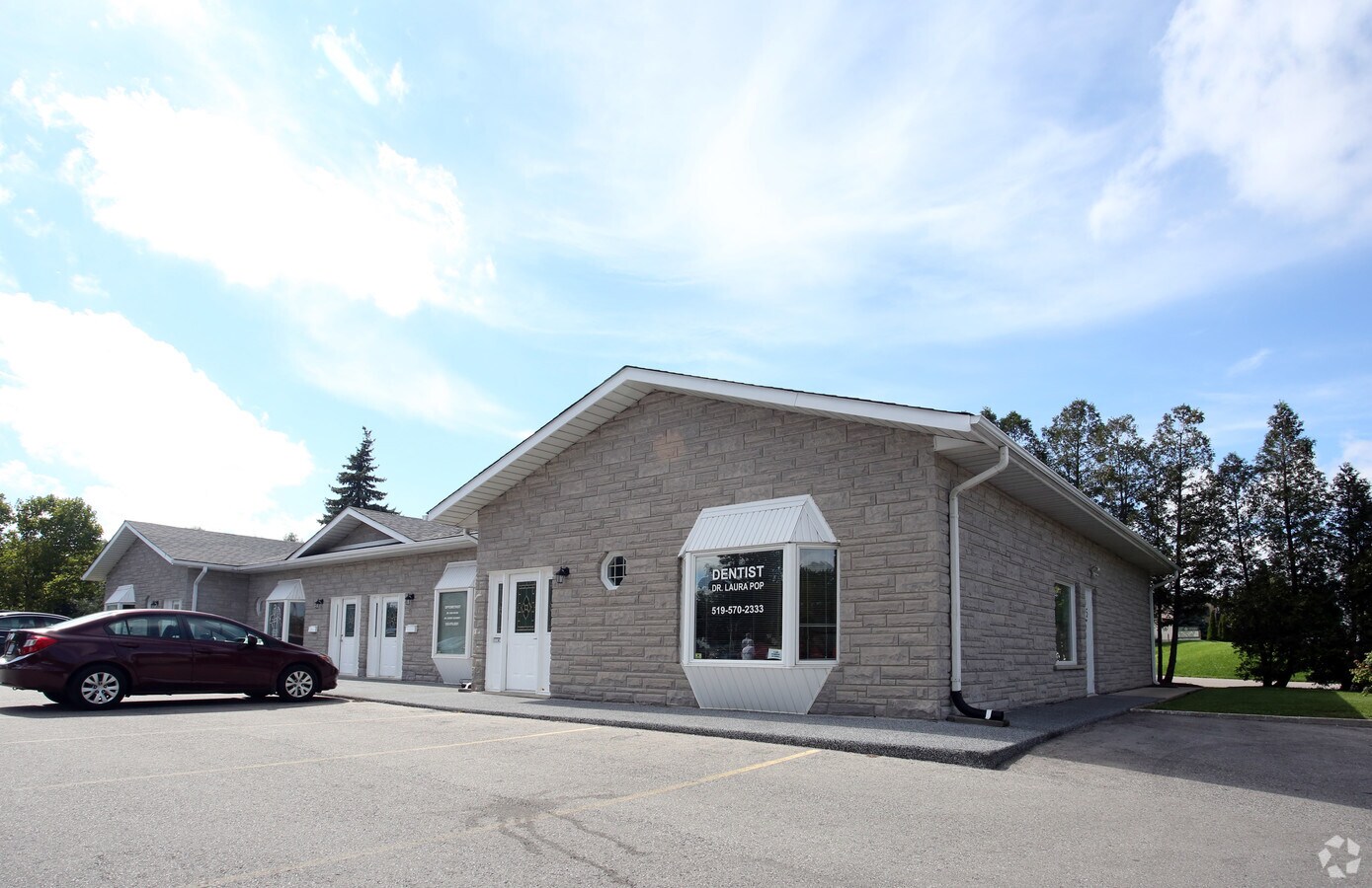 15 Hazelglen Dr, Kitchener, ON N2M 2E2