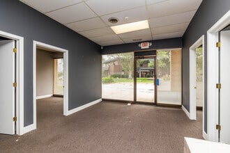 622 N 108th Ct, Omaha, NE for lease Interior Photo- Image 2 of 7