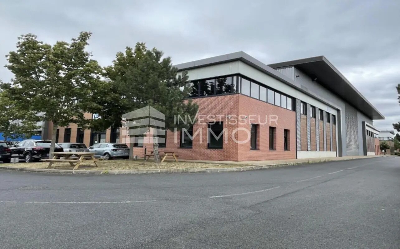 Office in Villeneuve-la-Garenne for lease Building Photo- Image 1 of 10