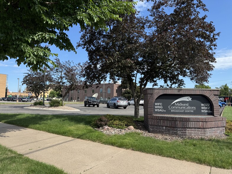 555 Scott St, Wausau, WI for lease - Building Photo - Image 2 of 7