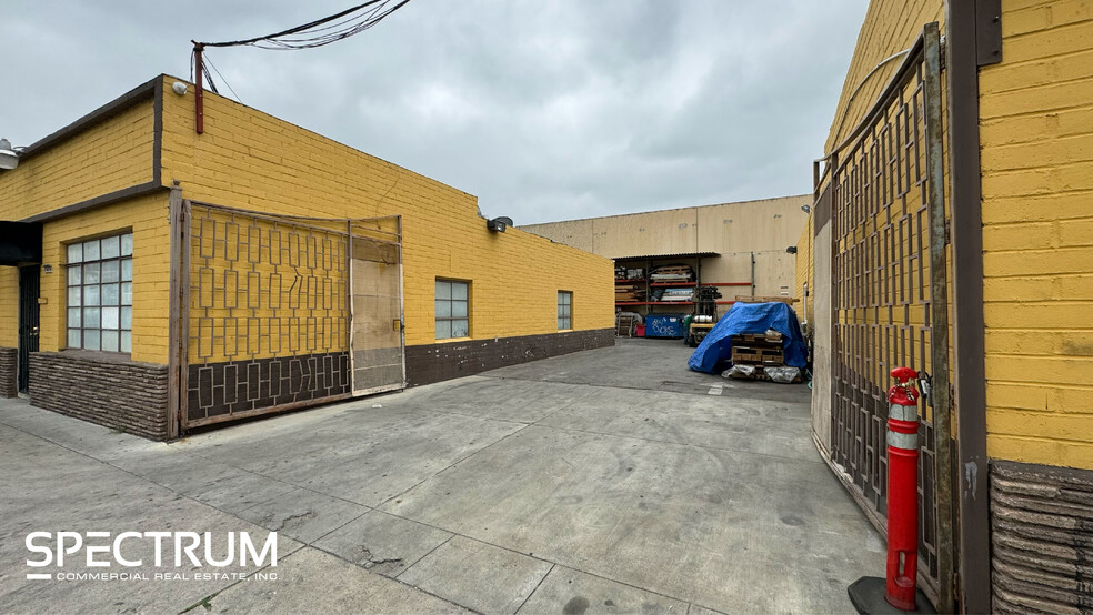 14516-14524 Arminta St, Panorama City, CA for lease - Building Photo - Image 2 of 8