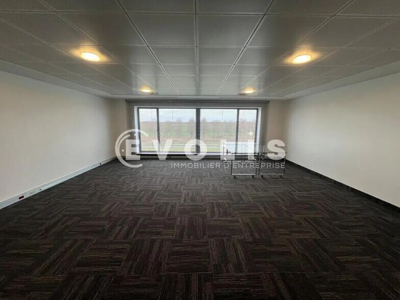 Office in Lieusaint for lease - Interior Photo - Image 2 of 9