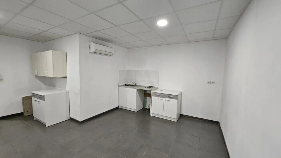 Flex in Cuers for lease - Building Photo - Image 3 of 5