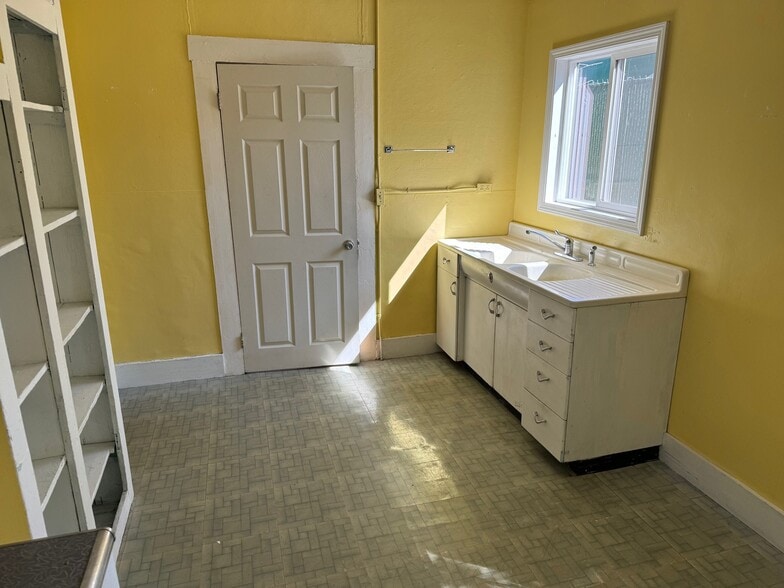 490 W 4th Ave, Eugene, OR for sale - Interior Photo - Image 2 of 7