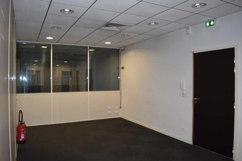 Office in Chassieu for lease - Interior Photo - Image 2 of 8