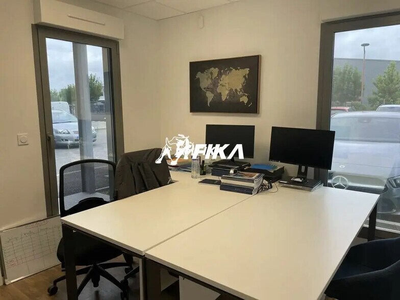 Flex in Deyme for lease - Interior Photo - Image 2 of 6