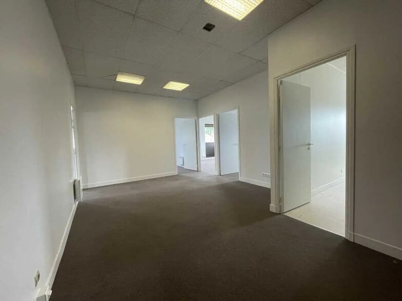 Office in Allonne for lease - Interior Photo - Image 2 of 6