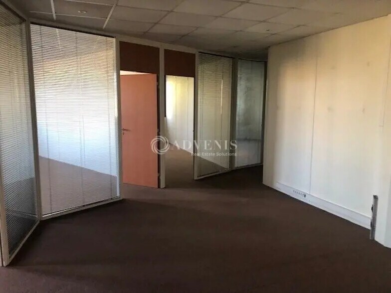Office in Saint-Aubin for lease - Interior Photo - Image 2 of 9