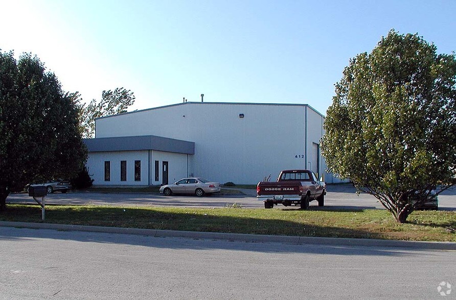 412 SE Fleetway Cir, Lees Summit, MO for lease - Building Photo - Image 1 of 3