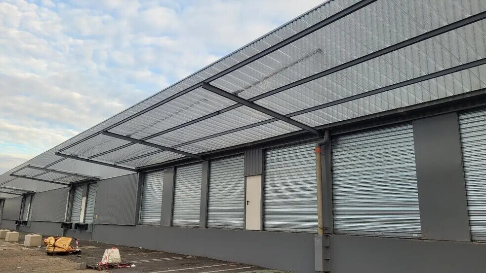 Flex in Le Petit-Quevilly for lease - Building Photo - Image 1 of 8