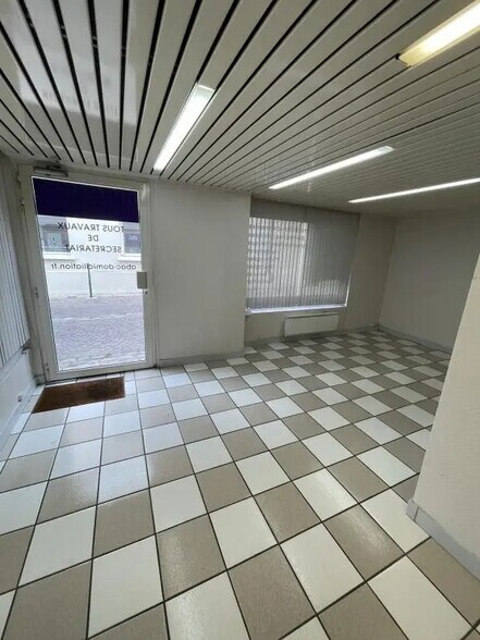 Retail in Rueil-Malmaison for lease - Building Photo - Image 3 of 11