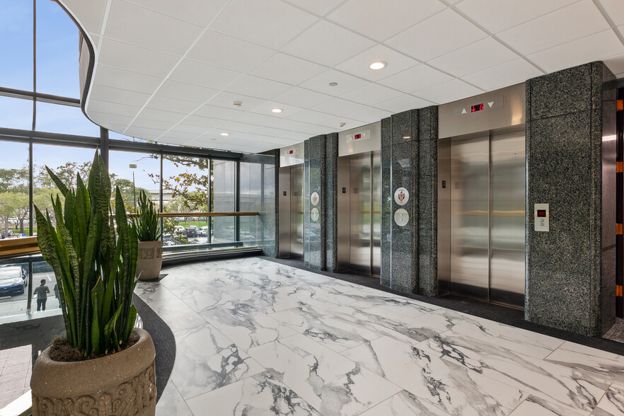 18167 US Highway 19 N, Clearwater, FL for lease - Lobby - Image 2 of 9