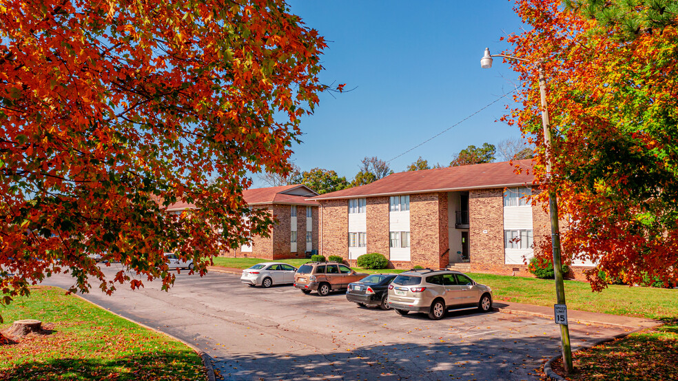 405 Oak St, Lawrenceburg, TN for sale - Building Photo - Image 1 of 1