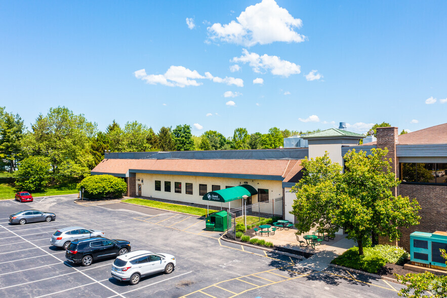 900 Business Center Dr, Horsham, PA for lease - Building Photo - Image 3 of 5