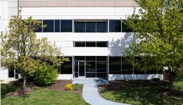 13735 Lakefront Dr, Earth City, MO for lease - Building Photo - Image 2 of 8