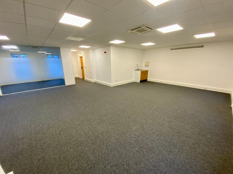 Vimy Rd, Leighton Buzzard for sale - Interior Photo - Image 3 of 3