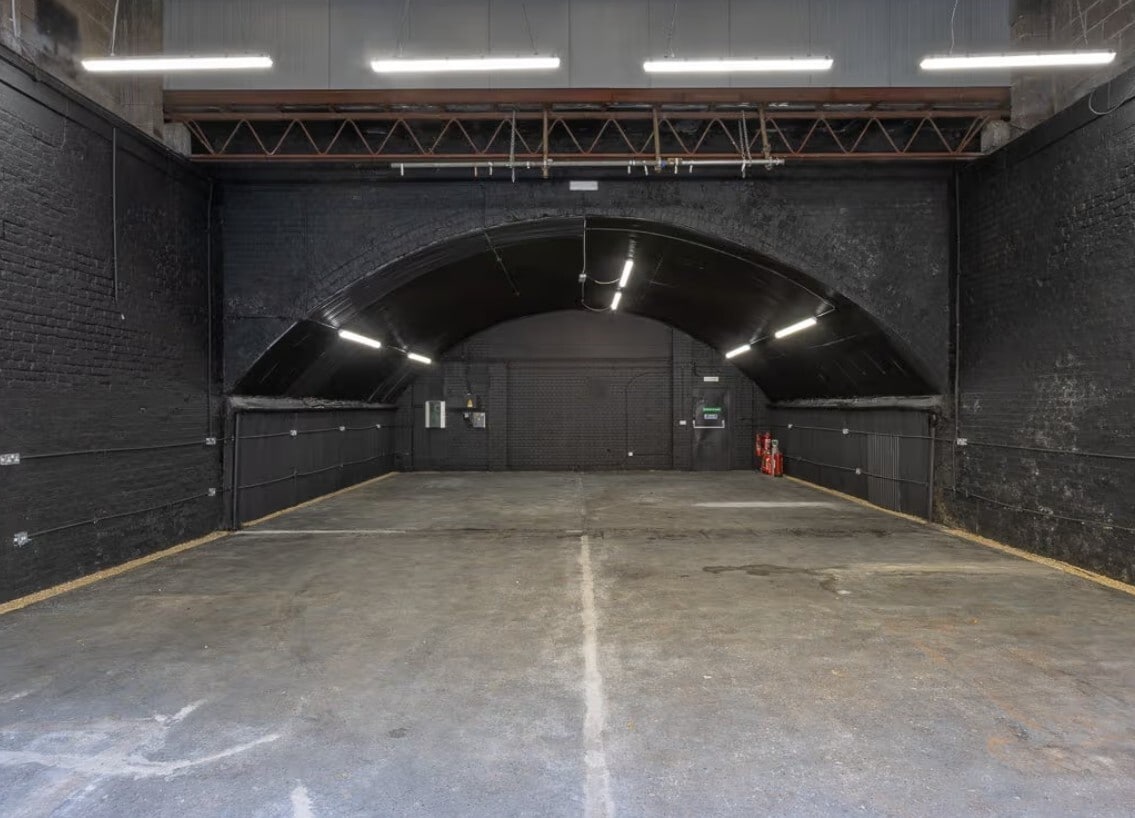 Bohemia Pl, London for lease Interior Photo- Image 1 of 3