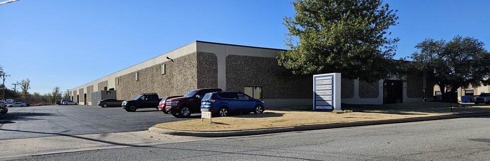 4116-4118 Will Rogers Pky, Oklahoma City, OK for lease - Building Photo - Image 2 of 8