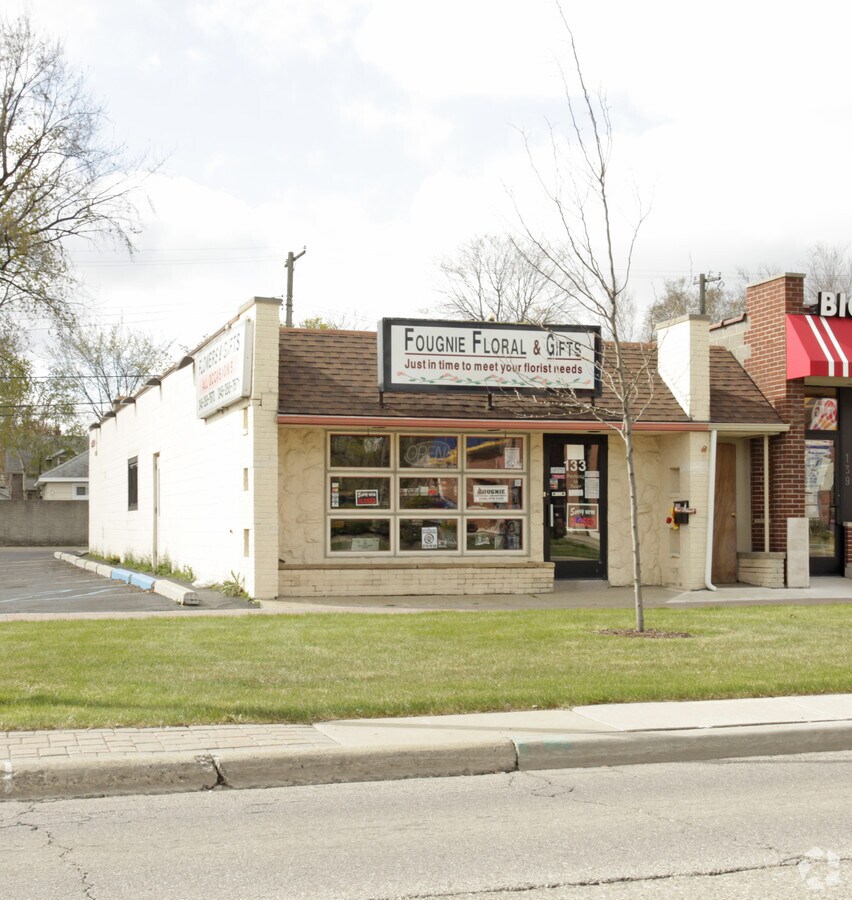 133 W 14 Mile Rd, Clawson, MI 48017