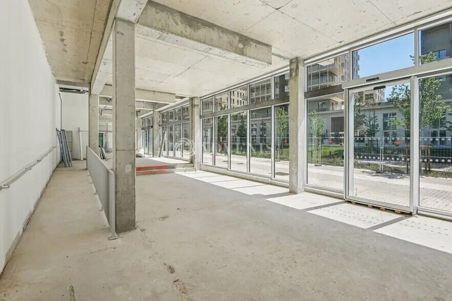 Retail in Saint-Ouen-sur-Seine for lease - Building Photo - Image 2 of 25