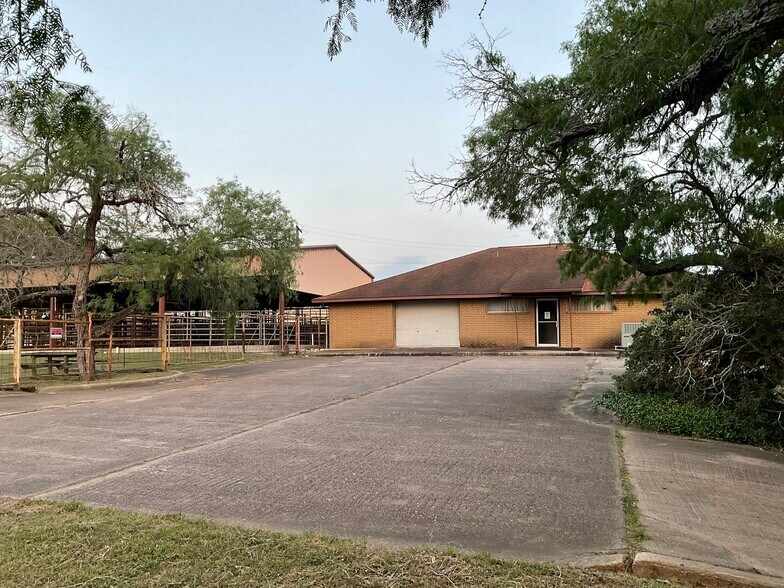 1310 W Grand Ave, Yoakum, TX for sale - Building Photo - Image 3 of 40
