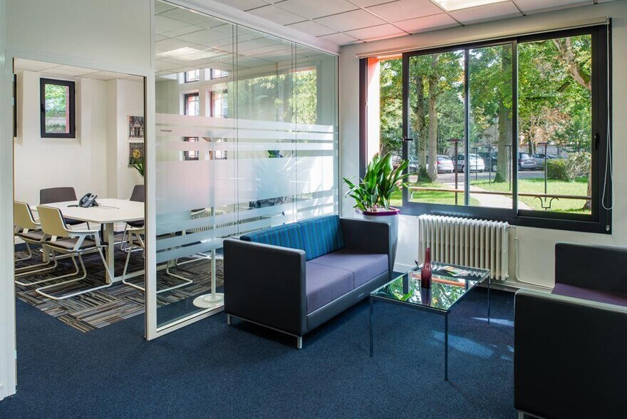 3 Rue Paul Tavernier, Fontainebleau for lease - Interior Photo - Image 2 of 13