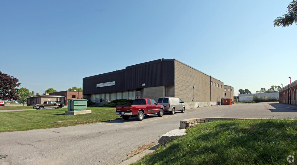 953 Dillingham Rd, Pickering, ON for lease - Primary Photo - Image 1 of 2