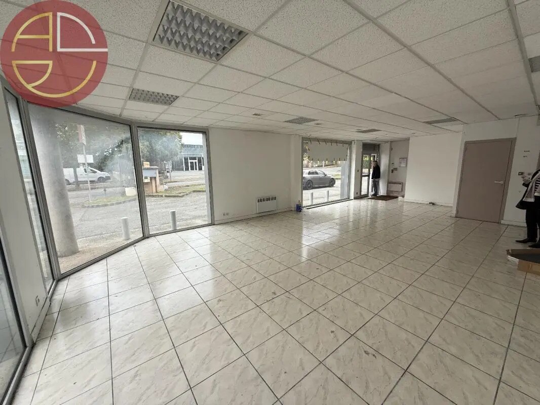 Retail in Saint-Orens-de-Gameville for lease Interior Photo- Image 1 of 10