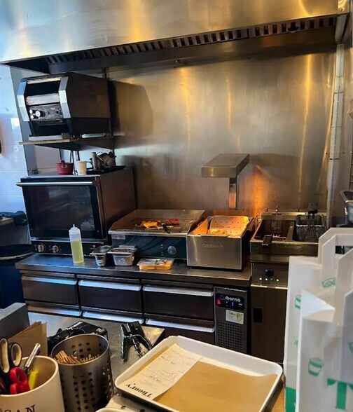 Retail in Paris for lease - Interior Photo - Image 2 of 4