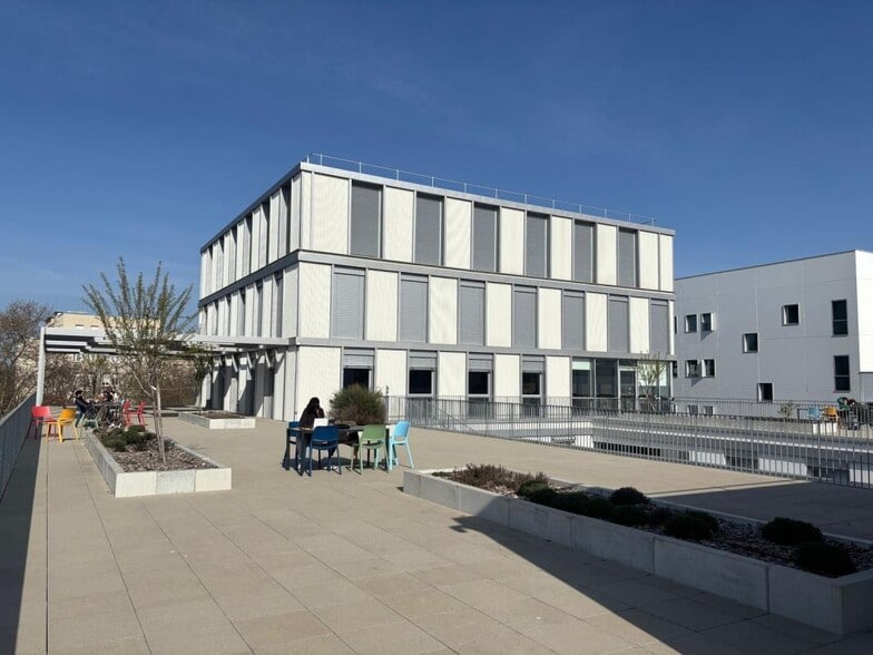 Office in Lyon for lease - Building Photo - Image 3 of 41
