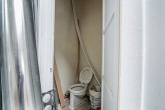 138 N Artsakh Ave, Glendale, CA for lease Interior Photo- Image 1 of 15