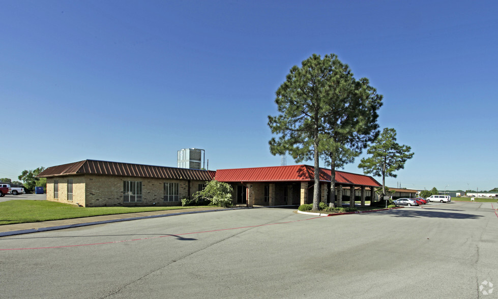 2219 W Euless Blvd, Euless, TX for lease - Primary Photo - Image 1 of 33