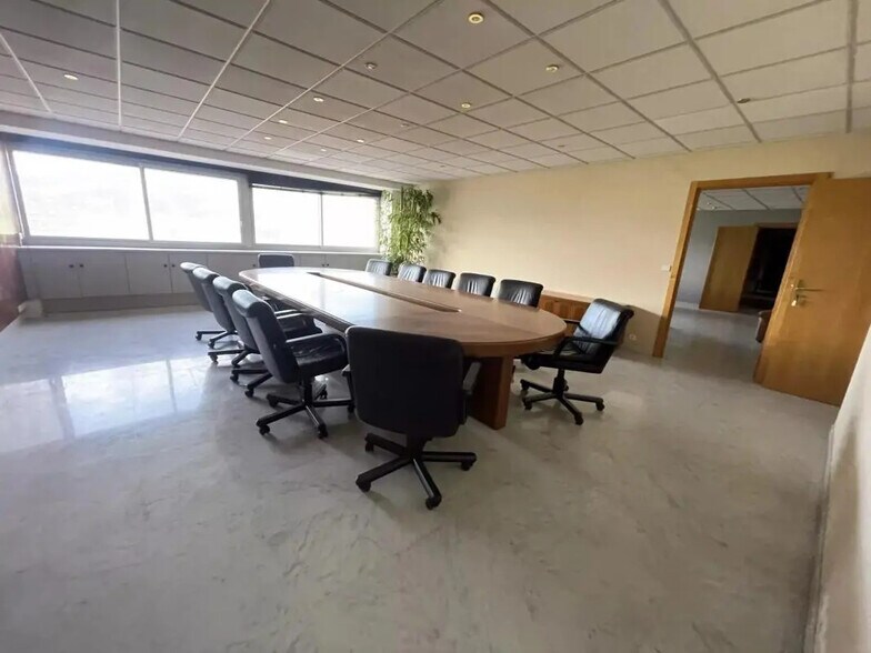 Office in Mandelieu-la-Napoule for lease - Interior Photo - Image 3 of 18