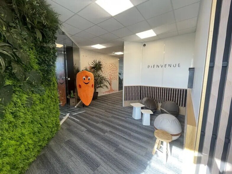 Office in Eysines for lease - Interior Photo - Image 2 of 10