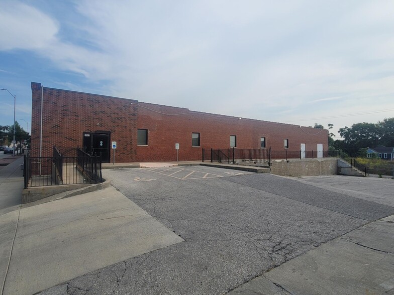 3947 Broadway St, Kansas City, MO for lease - Building Photo - Image 3 of 8