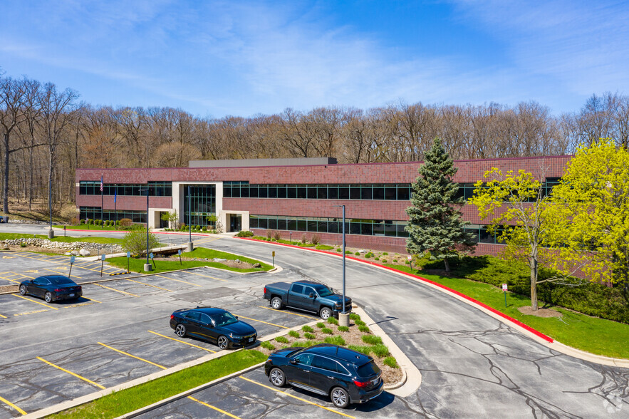 375 Bishops Way, Brookfield, WI for lease - Building Photo - Image 1 of 11