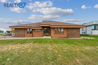 3900 River Ridge Dr NE, Cedar Rapids, IA for lease Building Photo- Image 1 of 28