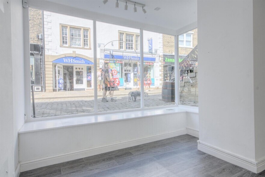 74 High St, Skipton for lease - Interior Photo - Image 3 of 16