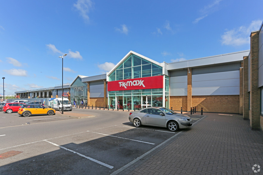 Almcor Retail Parks portfolio of 11 properties for sale on LoopNet.com - Building Photo - Image 3 of 12