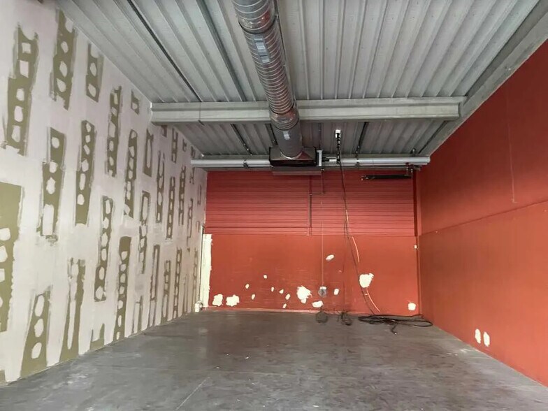 Retail in Venette for lease - Interior Photo - Image 3 of 6