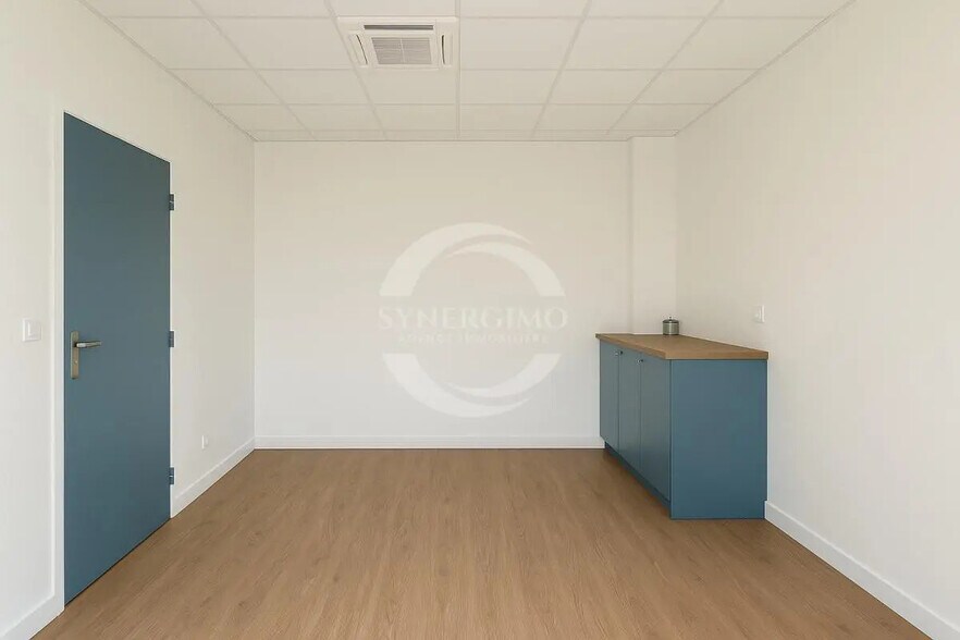 Flex in Le Bouscat for lease - Interior Photo - Image 2 of 6